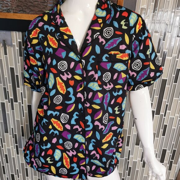 Hot Topic STRANGER THINGS 80s Print Eleven’s Shirt M Button Up Short Sleeve 0079 - Picture 1 of 6